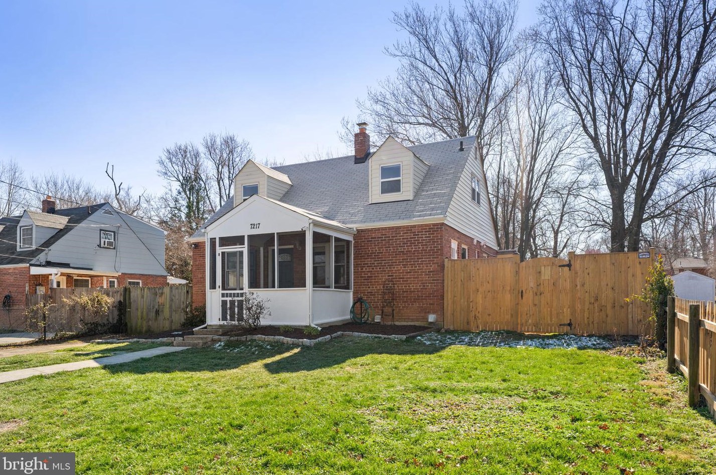 7217 Roosevelt Ave, Falls Church VA  22042-1625 exterior