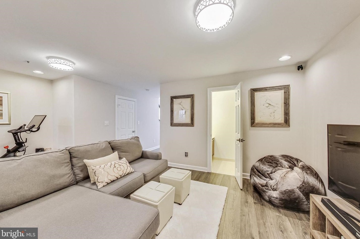 6000 Kelsey Ct, Falls Church VA  22044-2944 exterior