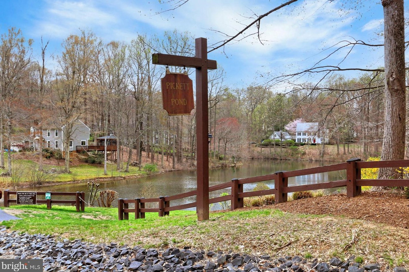 5719 Jonathan Mitchell Rd, Fairfax VA  22039-1402 exterior