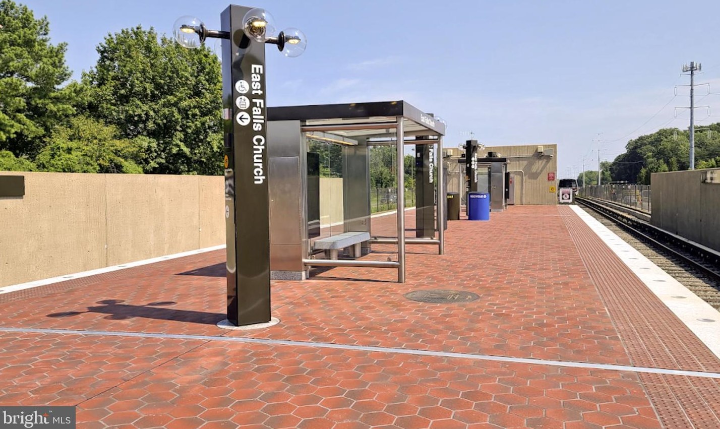 7032 Lee Park Ct, Falls Church VA  22042-3908 exterior