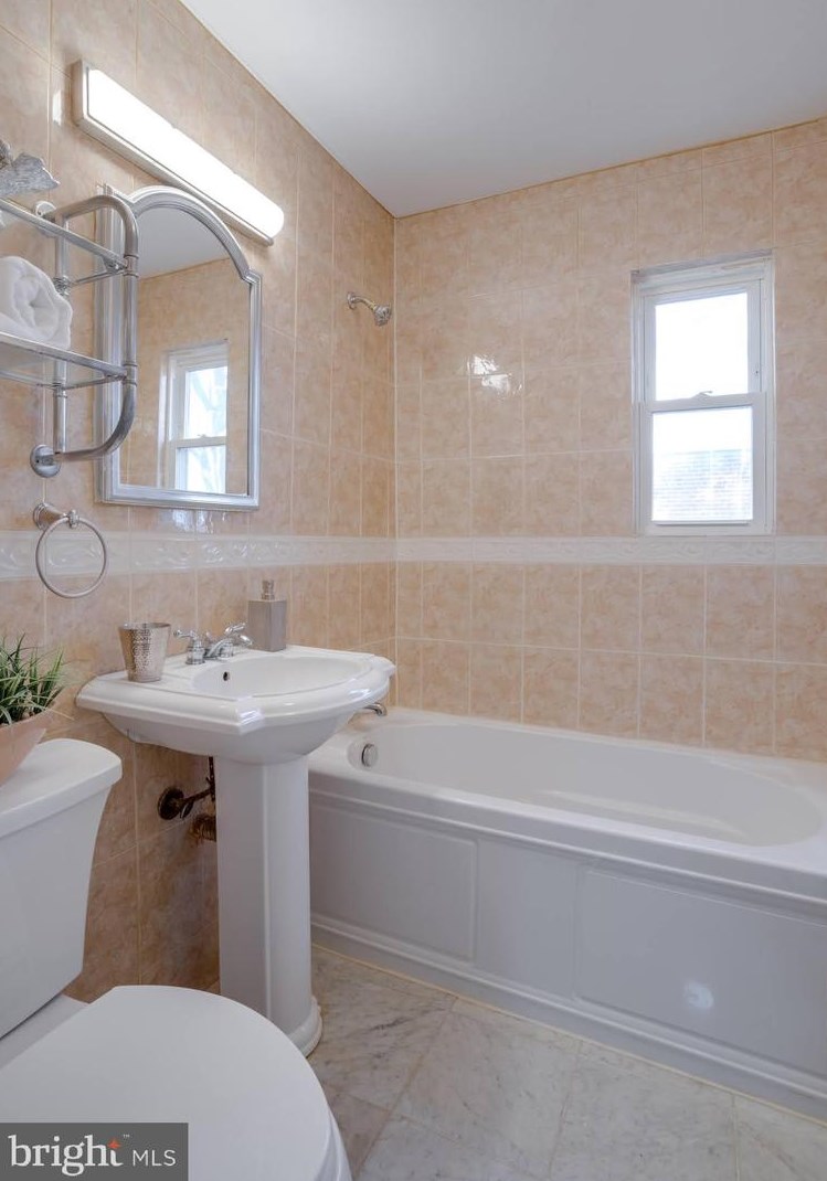 7032 Lee Park Ct, Falls Church VA  22042-3908 exterior