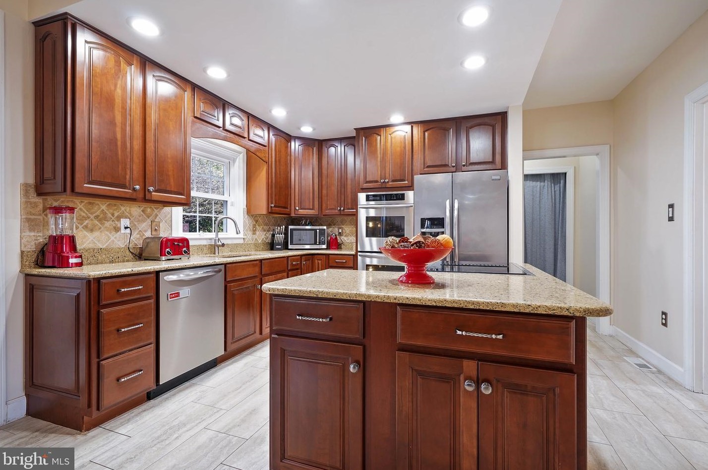 4888 Oakcrest Dr, Fairfax VA  22030-4570 exterior