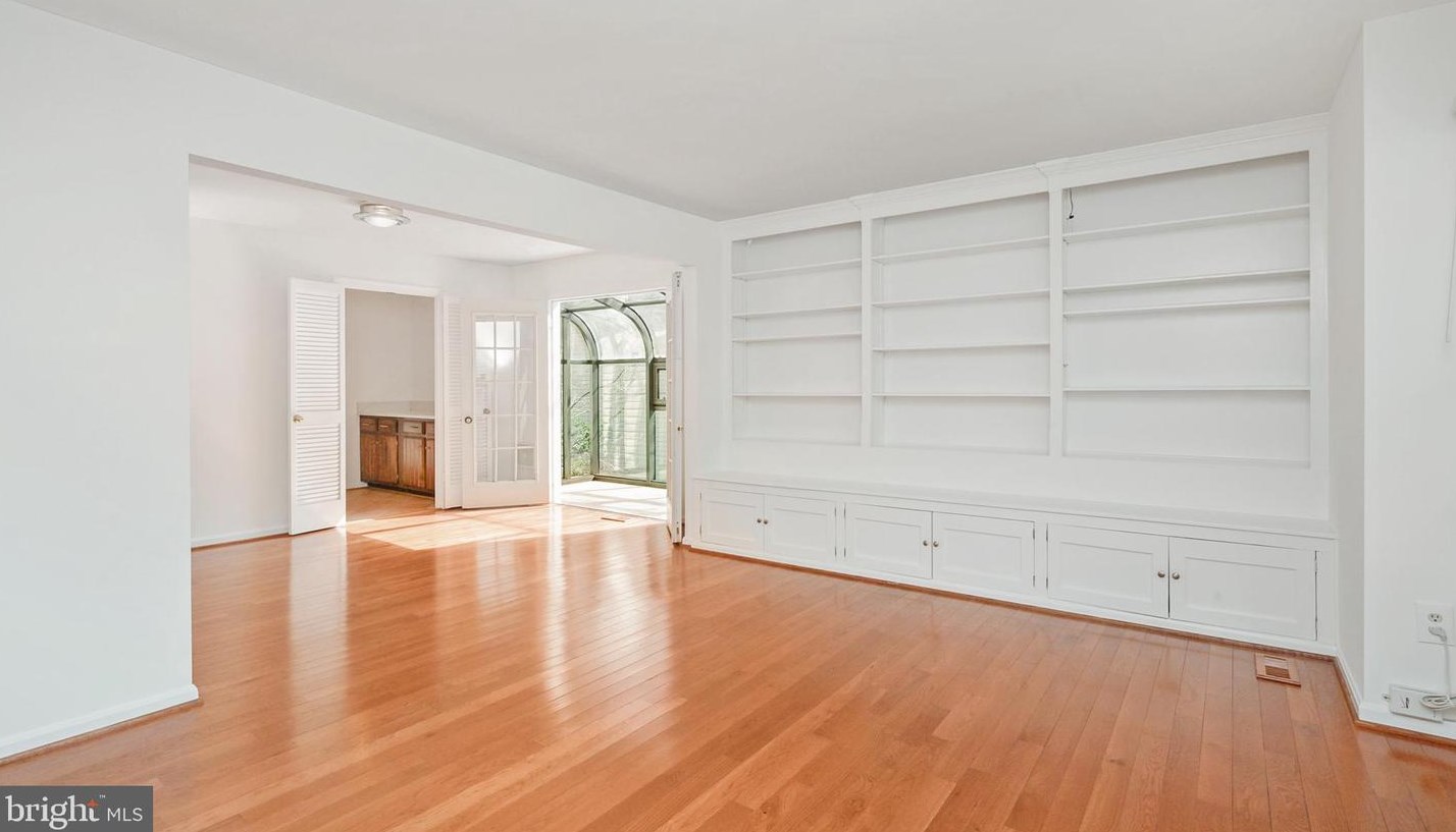 9212 Lake Braddock Dr, Springfield VA  22015-2029 exterior