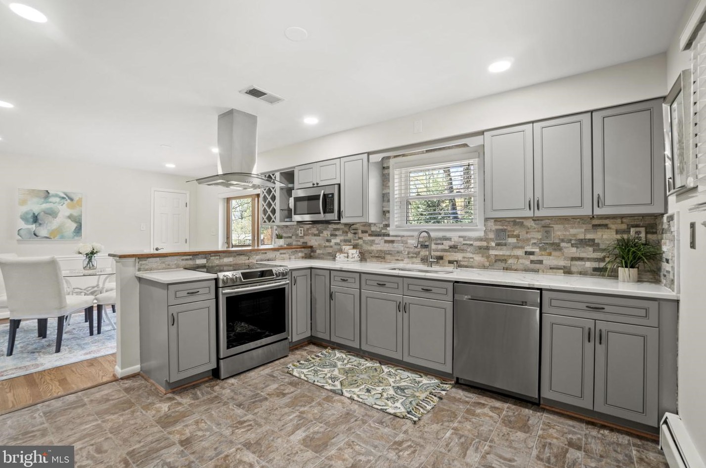 11719 Briggs Ct, Fairfax VA  22030-5703 exterior