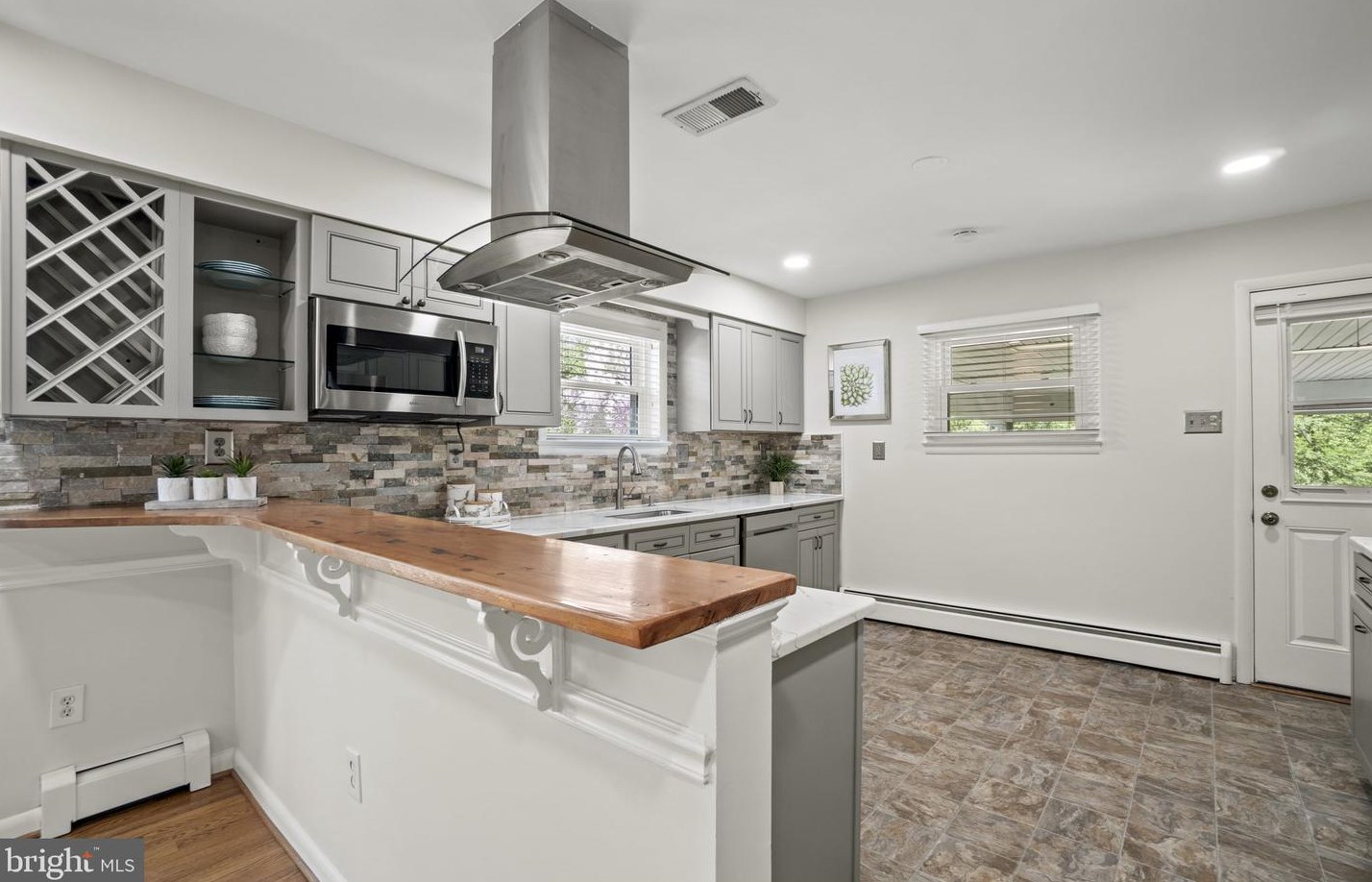 11719 Briggs Ct, Fairfax VA  22030-5703 exterior