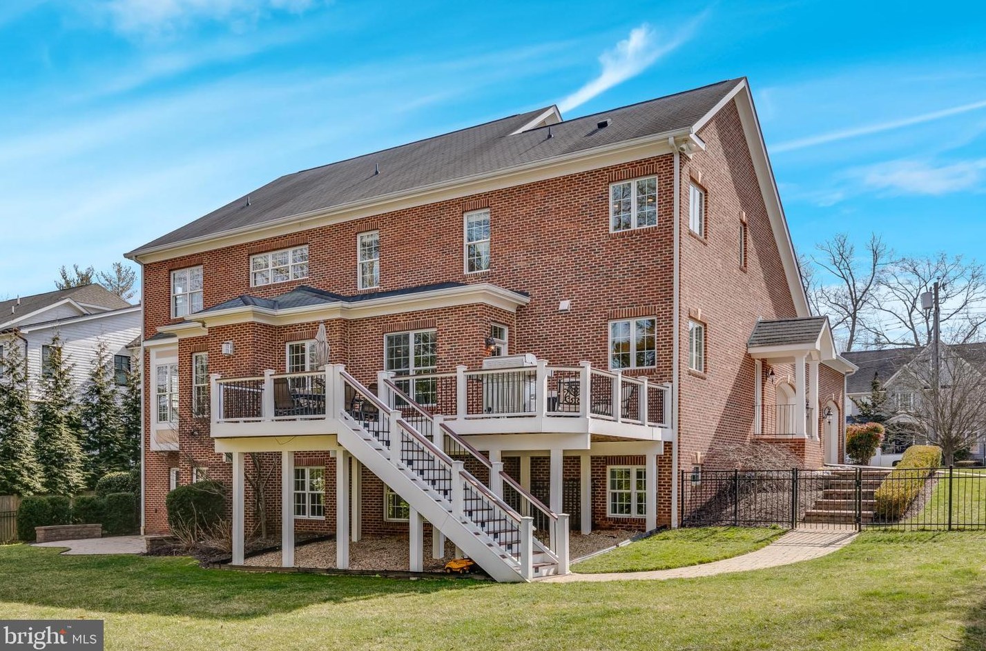 7030 Elizabeth Dr, Mc Lean VA  22101-2623 exterior