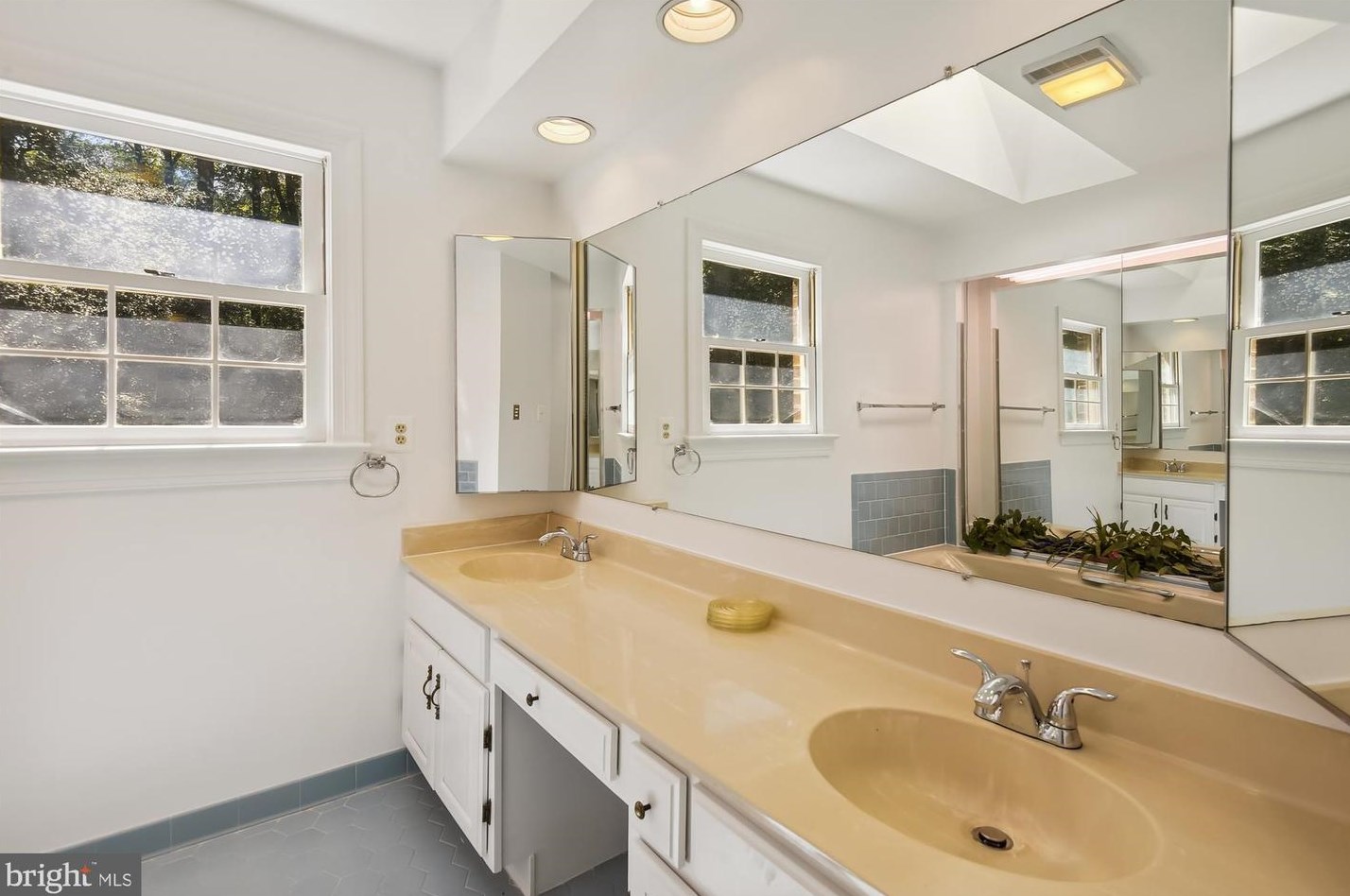 10125 Wendover Dr, Vienna VA  22181-2958 exterior