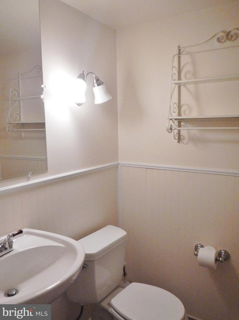 352 Ayr Hill Ave, Vienna VA  22180-4725 exterior