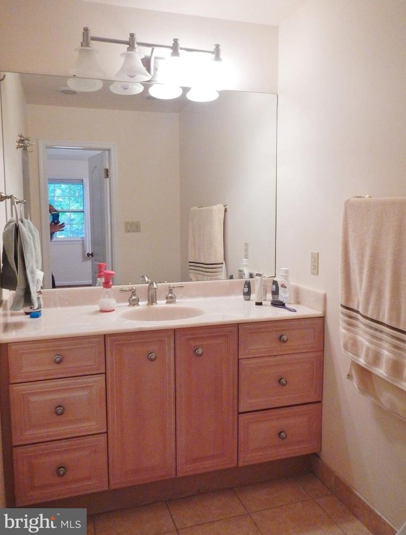 352 Ayr Hill Ave, Vienna VA  22180-4725 exterior