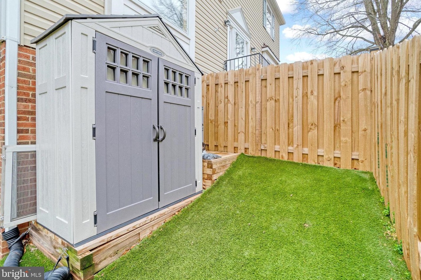 14577 Creek Branch Ct, Centreville VA  20120-1384 exterior