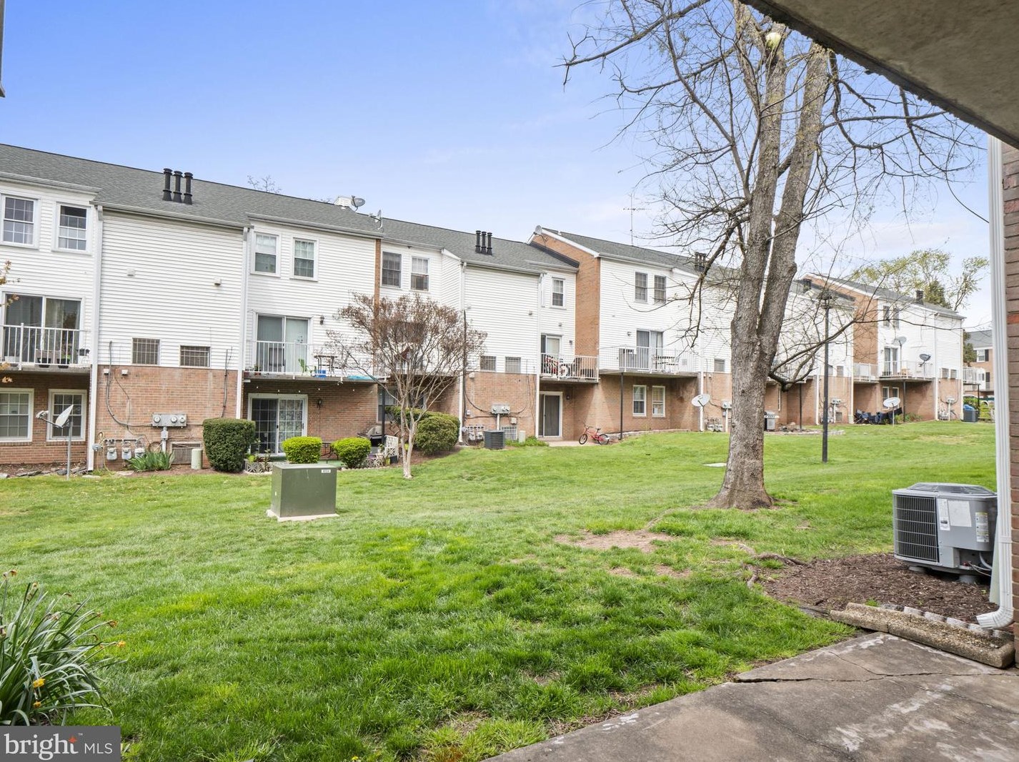 14470 Rustling Leaves Ln, Centreville VA  20121-2230 exterior