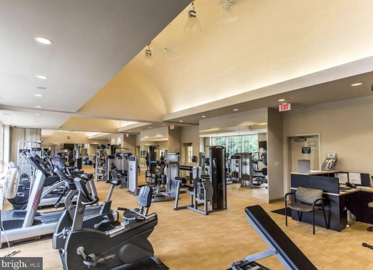 3920 Penderview Dr, Fairfax VA 22033-4706 exterior