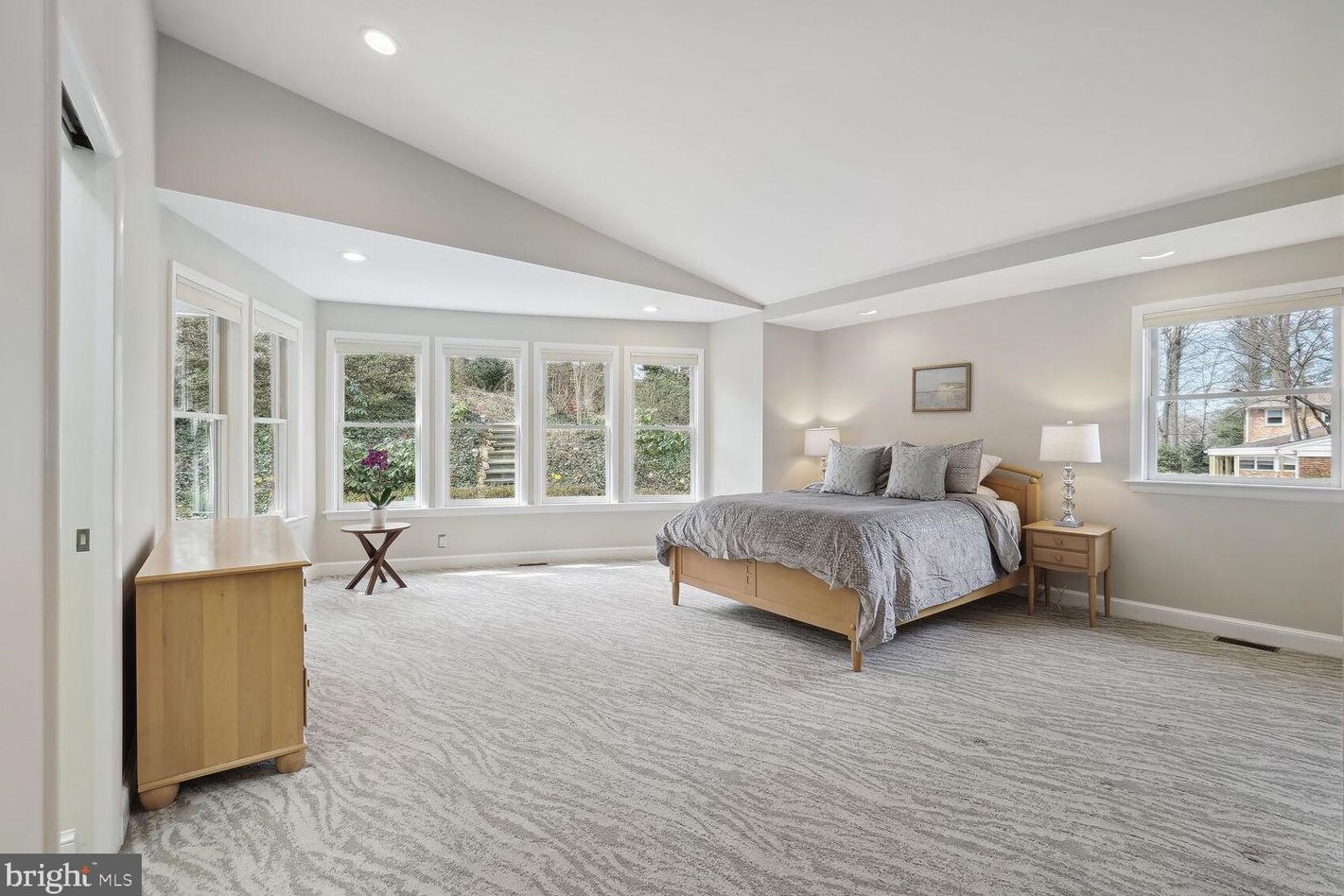 6431 Walters Woods Dr, Falls Church VA  22044-1424 exterior