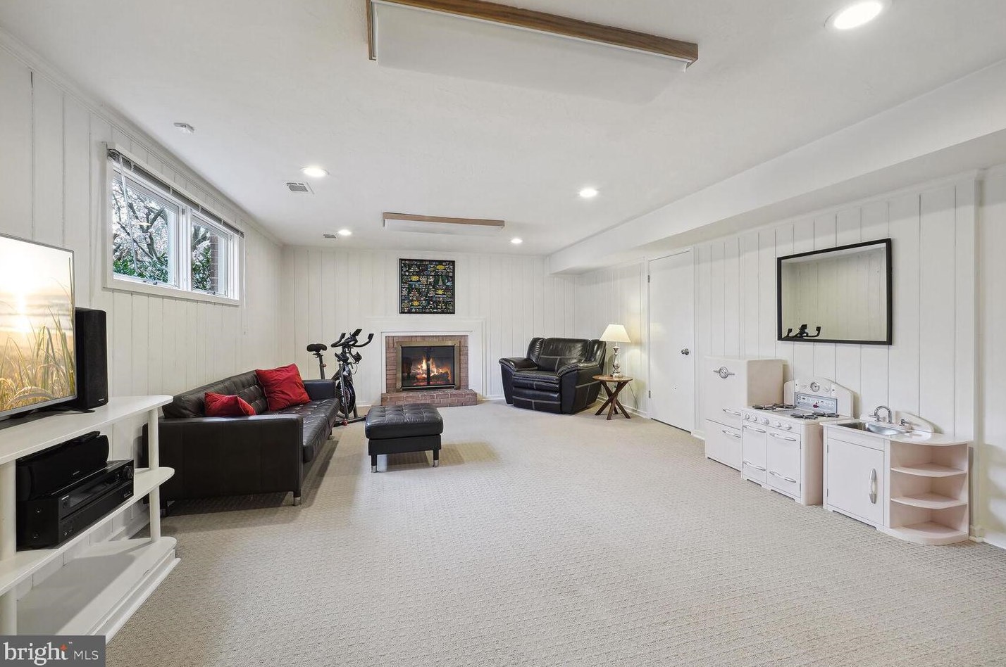 6431 Walters Woods Dr, Falls Church VA  22044-1424 exterior