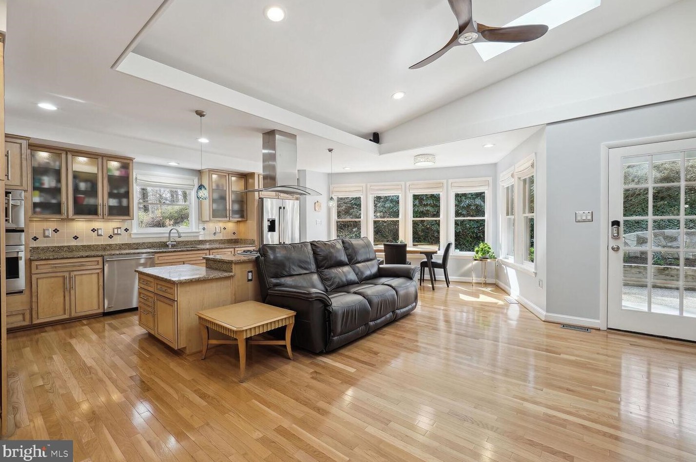 6431 Walters Woods Dr, Falls Church VA  22044-1424 exterior