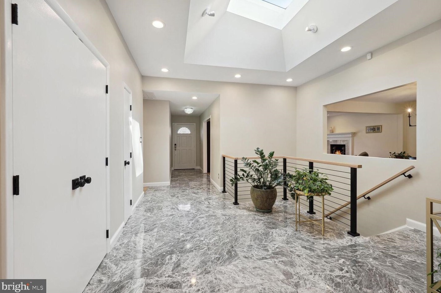 6431 Walters Woods Dr, Falls Church VA  22044-1424 exterior