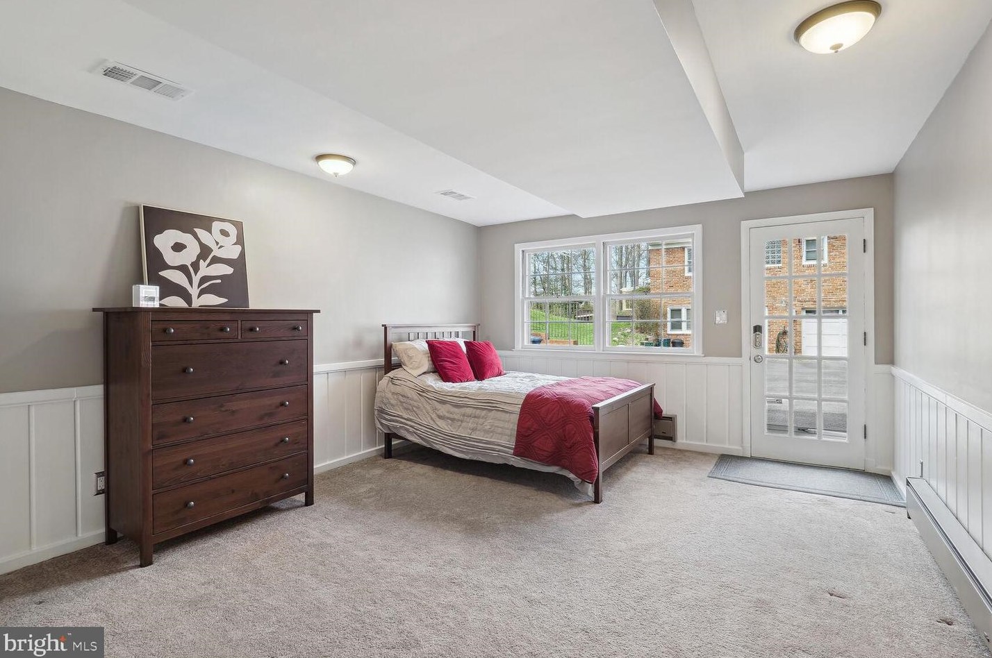 6431 Walters Woods Dr, Falls Church VA  22044-1424 exterior