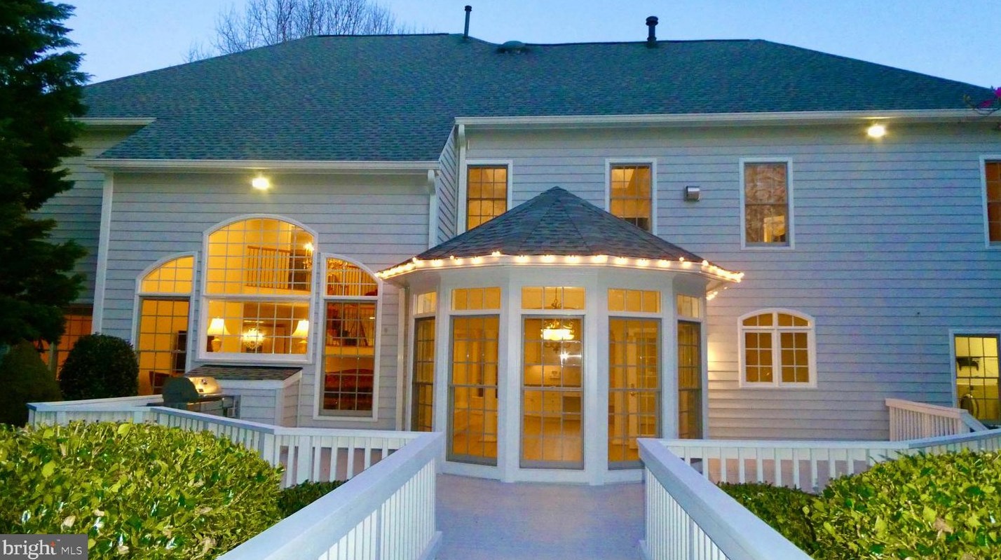 2910 Fox Mill Manor Dr, Vienna VA  22124-1246 exterior