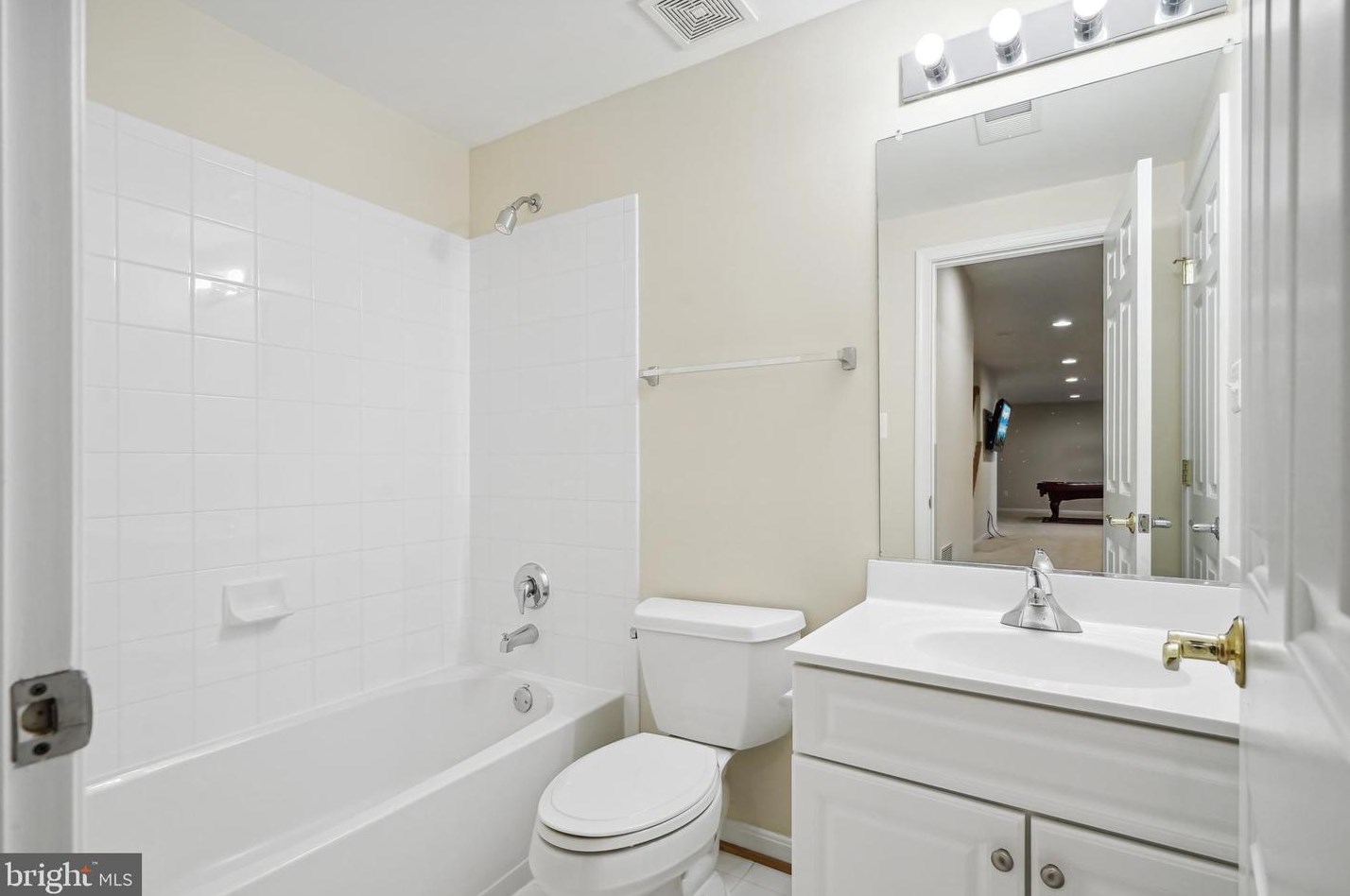 2910 Fox Mill Manor Dr, Vienna VA  22124-1246 exterior