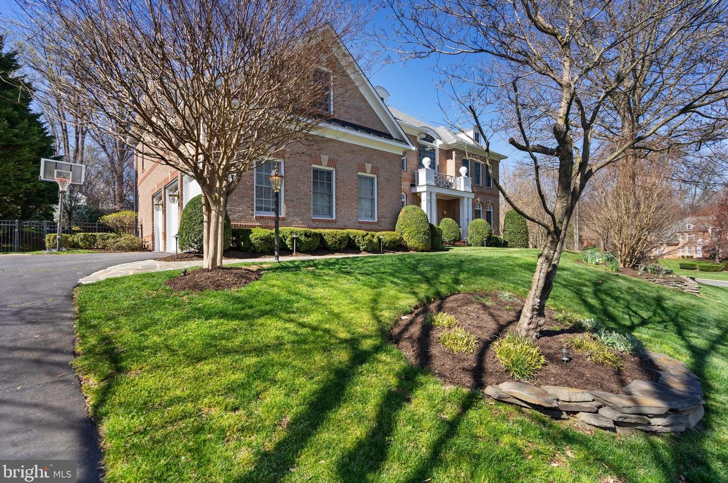 2910 Fox Mill Manor Dr, Vienna VA  22124-1246 exterior