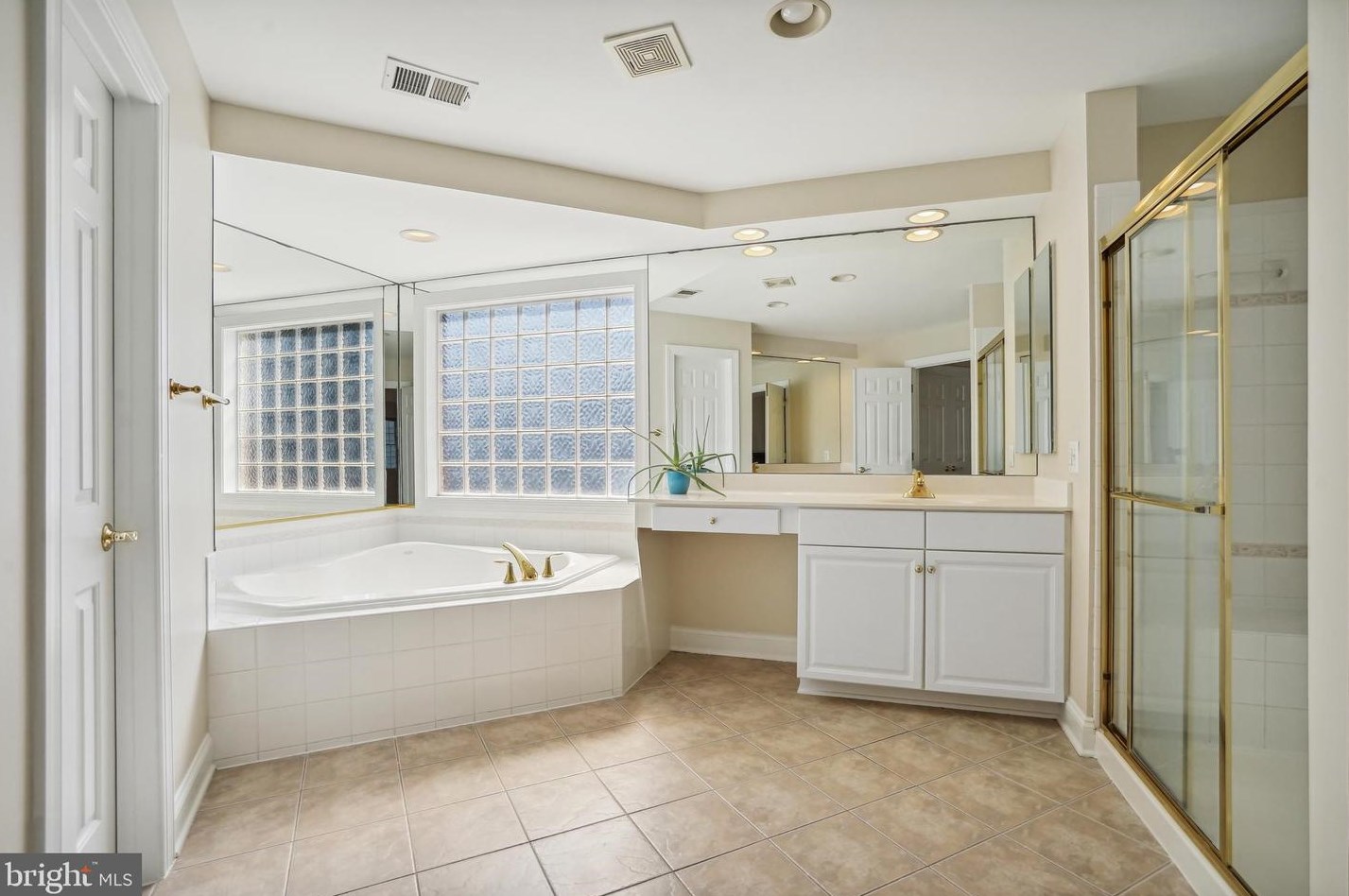 2910 Fox Mill Manor Dr, Vienna VA  22124-1246 exterior