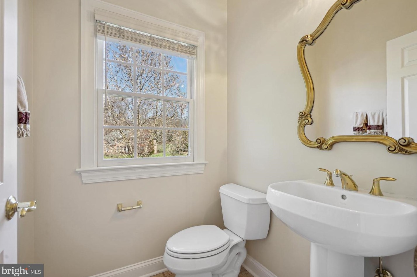 2910 Fox Mill Manor Dr, Vienna VA  22124-1246 exterior