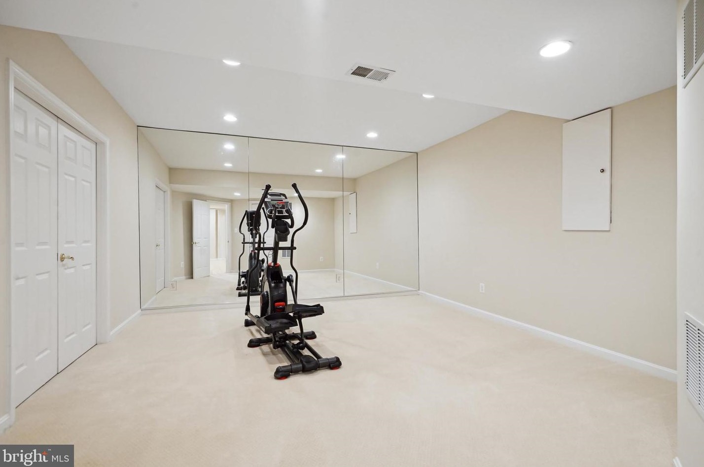 2910 Fox Mill Manor Dr, Vienna VA  22124-1246 exterior