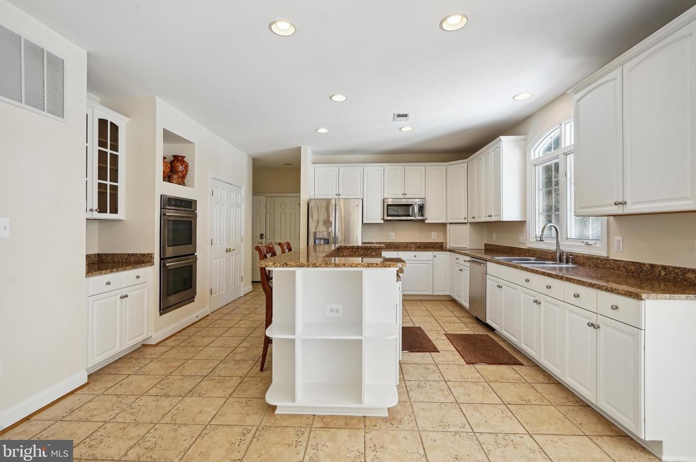 2910 Fox Mill Manor Dr, Vienna VA  22124-1246 exterior