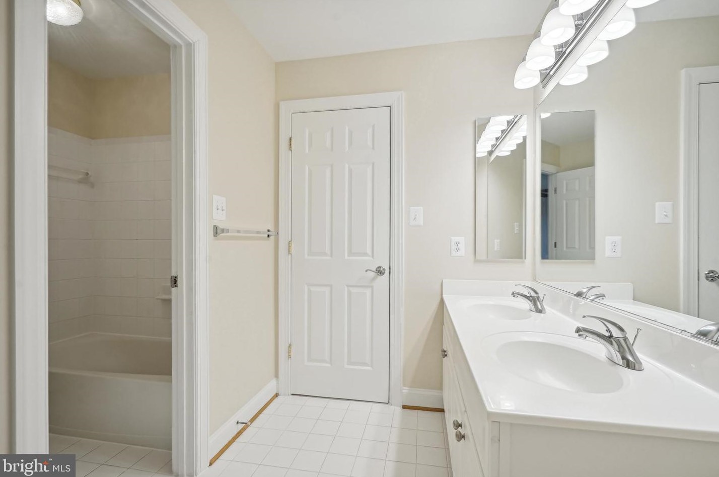 2910 Fox Mill Manor Dr, Vienna VA  22124-1246 exterior