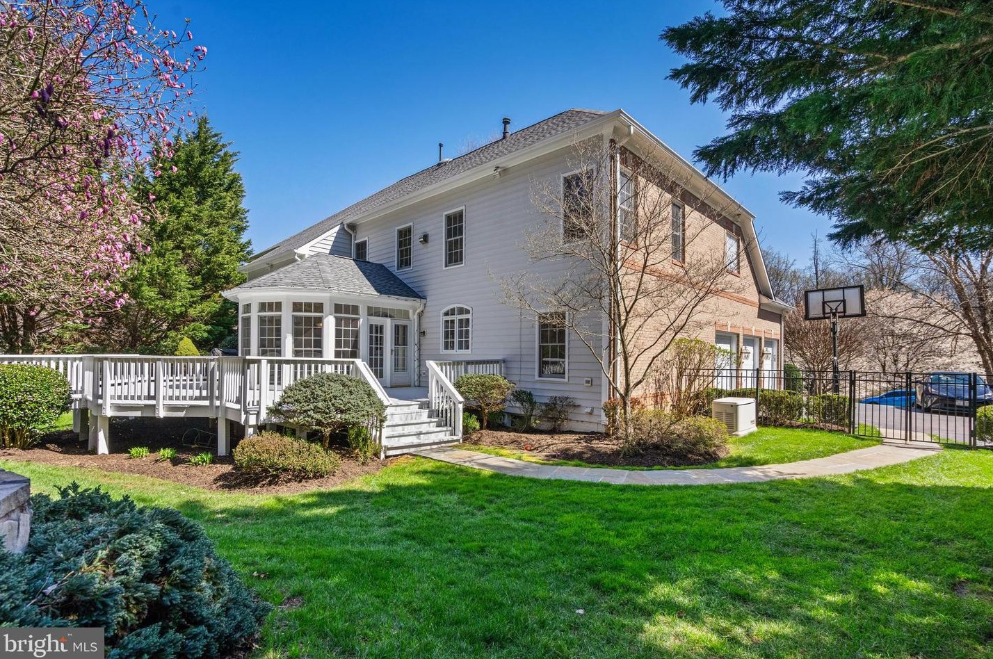 2910 Fox Mill Manor Dr, Vienna VA  22124-1246 exterior