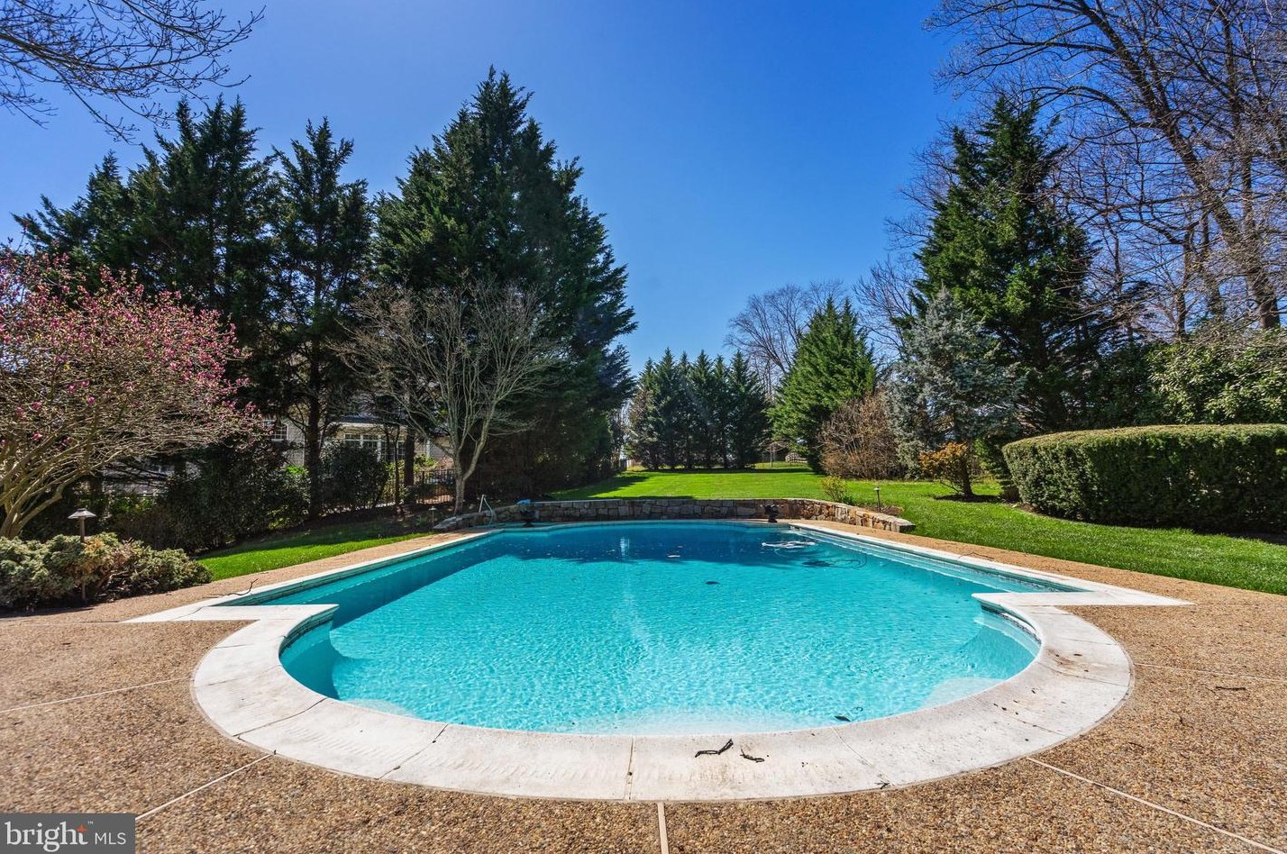 2910 Fox Mill Manor Dr, Vienna VA  22124-1246 exterior