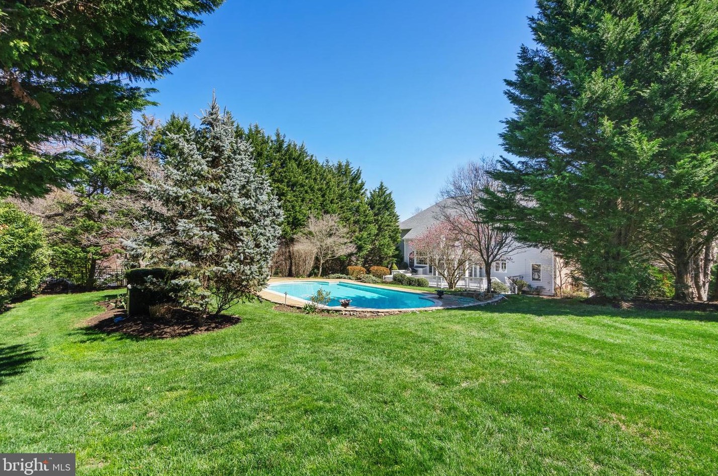 2910 Fox Mill Manor Dr, Vienna VA  22124-1246 exterior