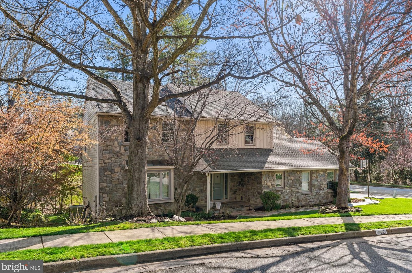 8412 Golden Aspen Ct, Springfield VA  22153-1813 exterior