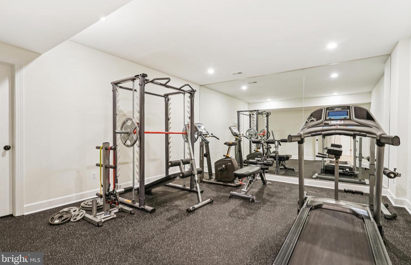 1035 Carper St, Mc Lean VA 22101-2106 exterior