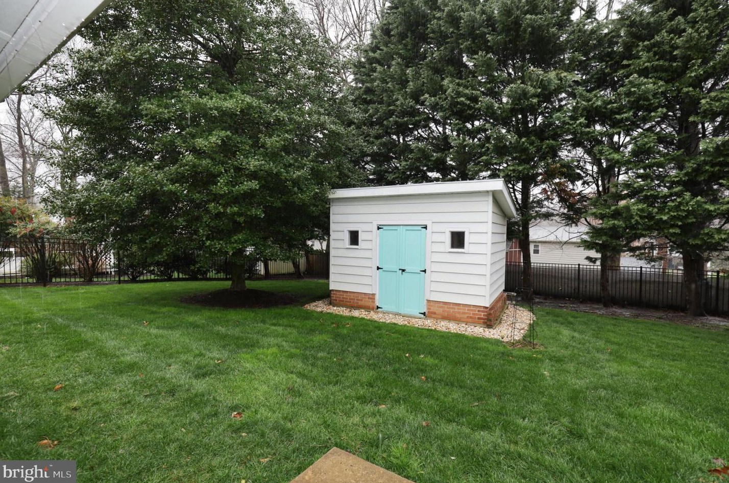 6710 Reynard Dr, Springfield VA  22152-2760 exterior