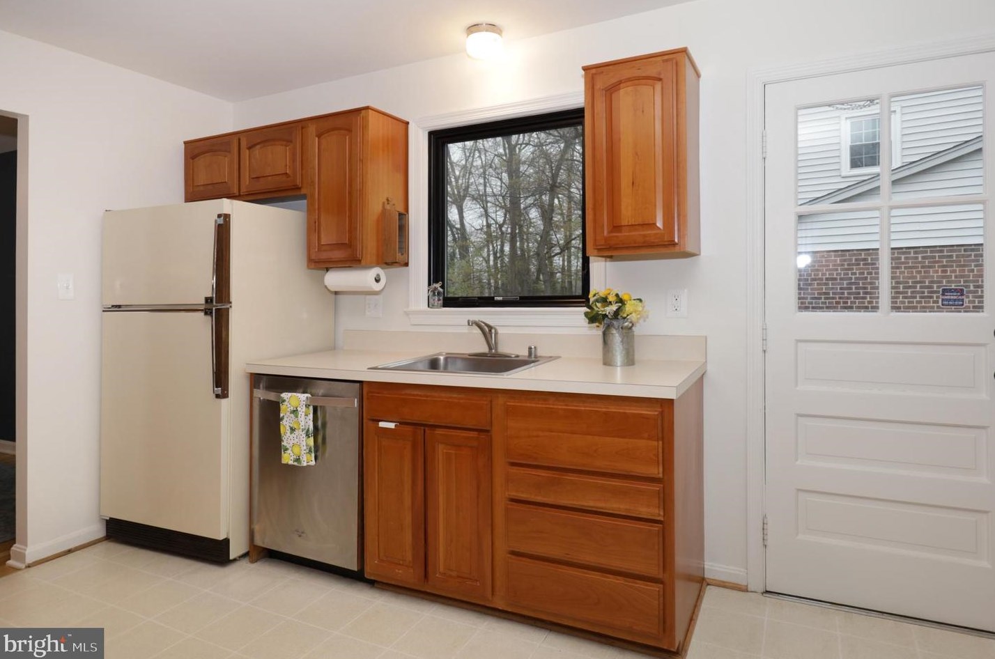 6710 Reynard Dr, Springfield VA  22152-2760 exterior