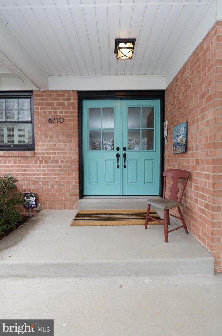 6710 Reynard Dr, Springfield VA  22152-2760 exterior