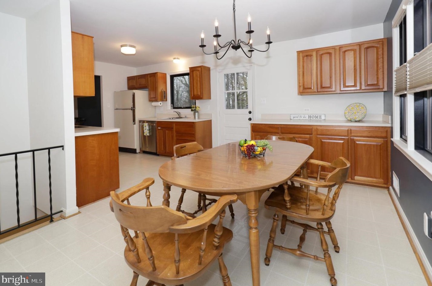 6710 Reynard Dr, Springfield VA  22152-2760 exterior