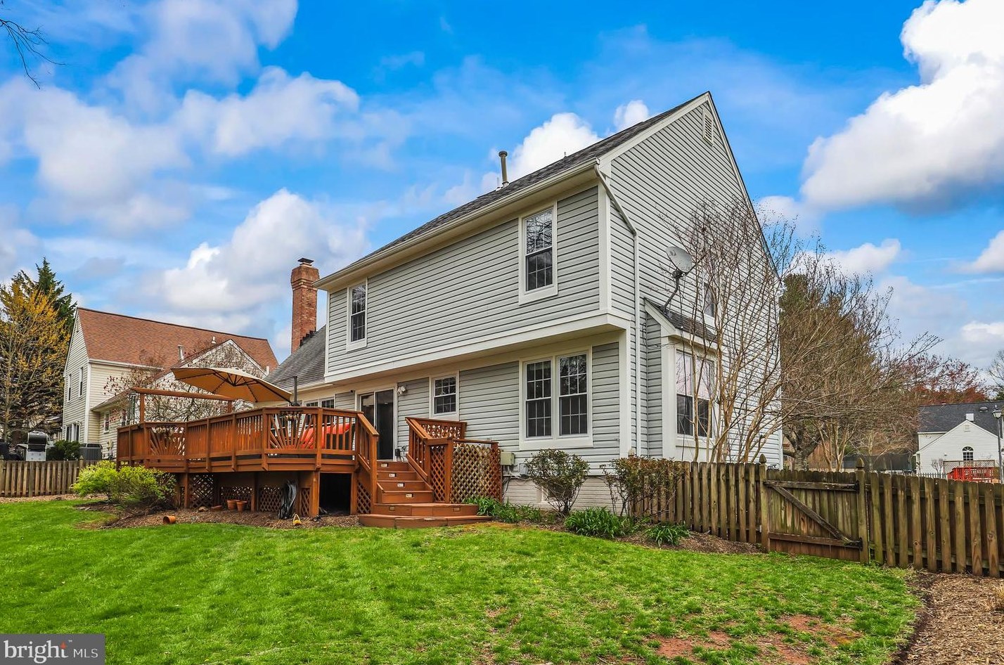 5574 Cedar Break Dr, Centreville VA  20120-3325 exterior