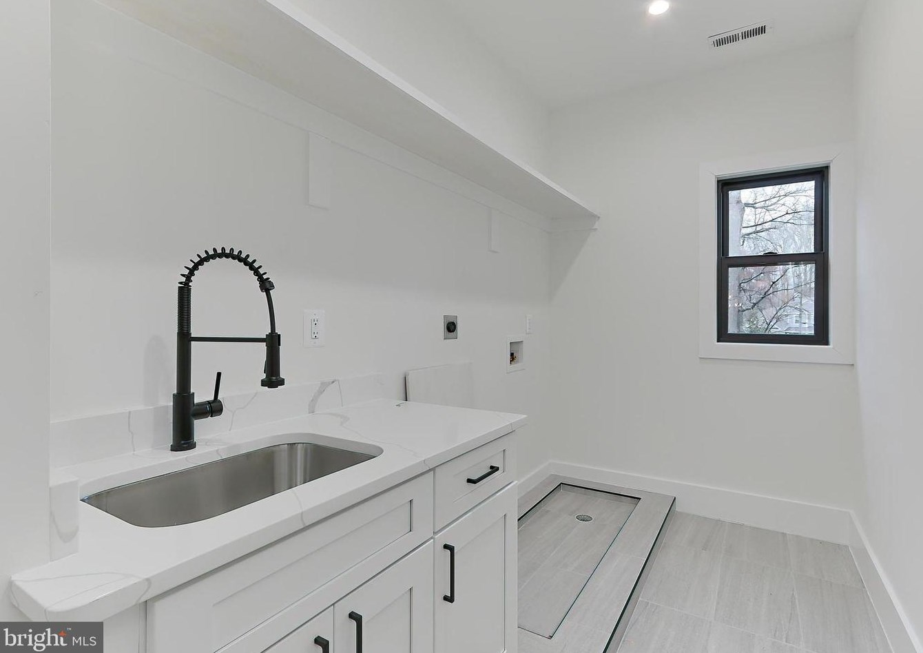 1206 Cottage St, Vienna VA  22180-6704 exterior