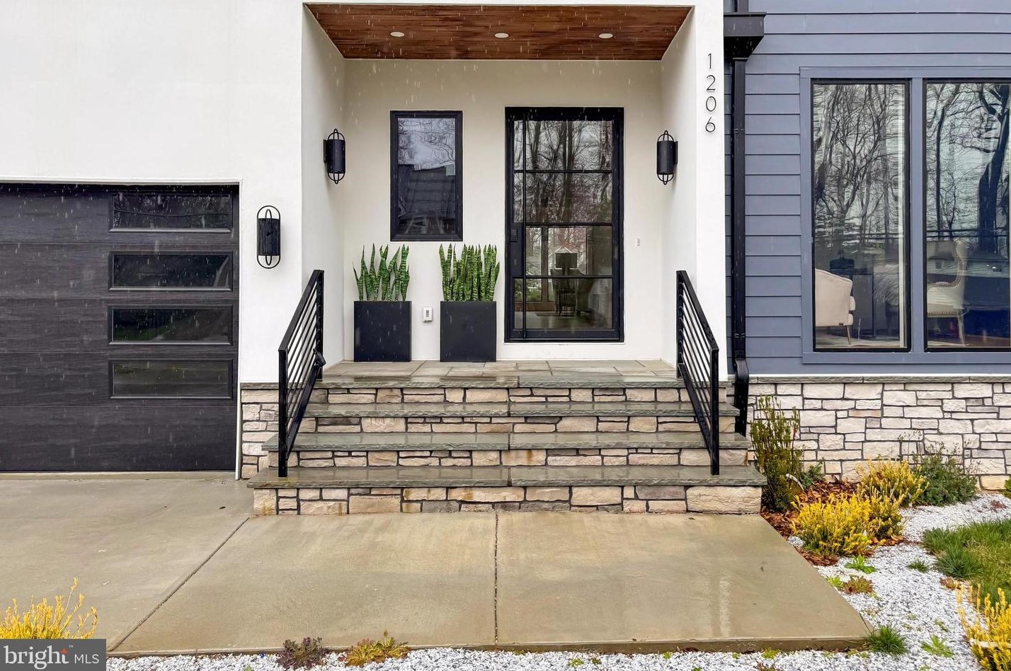 1206 Cottage St, Vienna VA  22180-6704 exterior