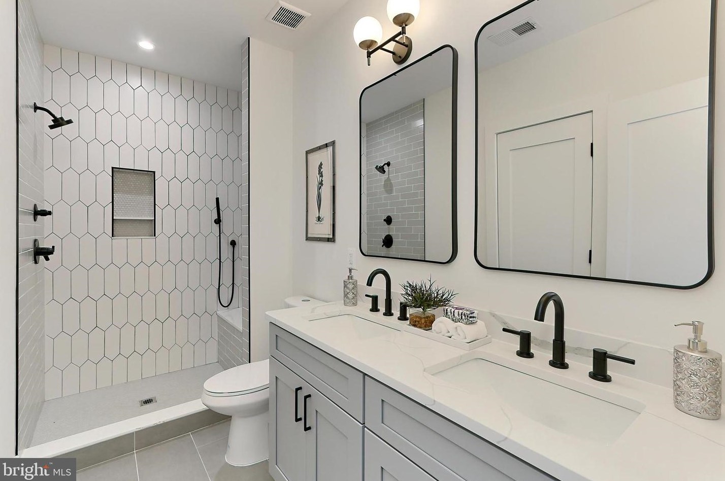 1206 Cottage St, Vienna VA  22180-6704 exterior