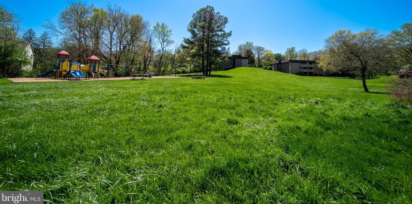 5803 Royal Ridge Dr, Springfield VA  22152-1019 exterior
