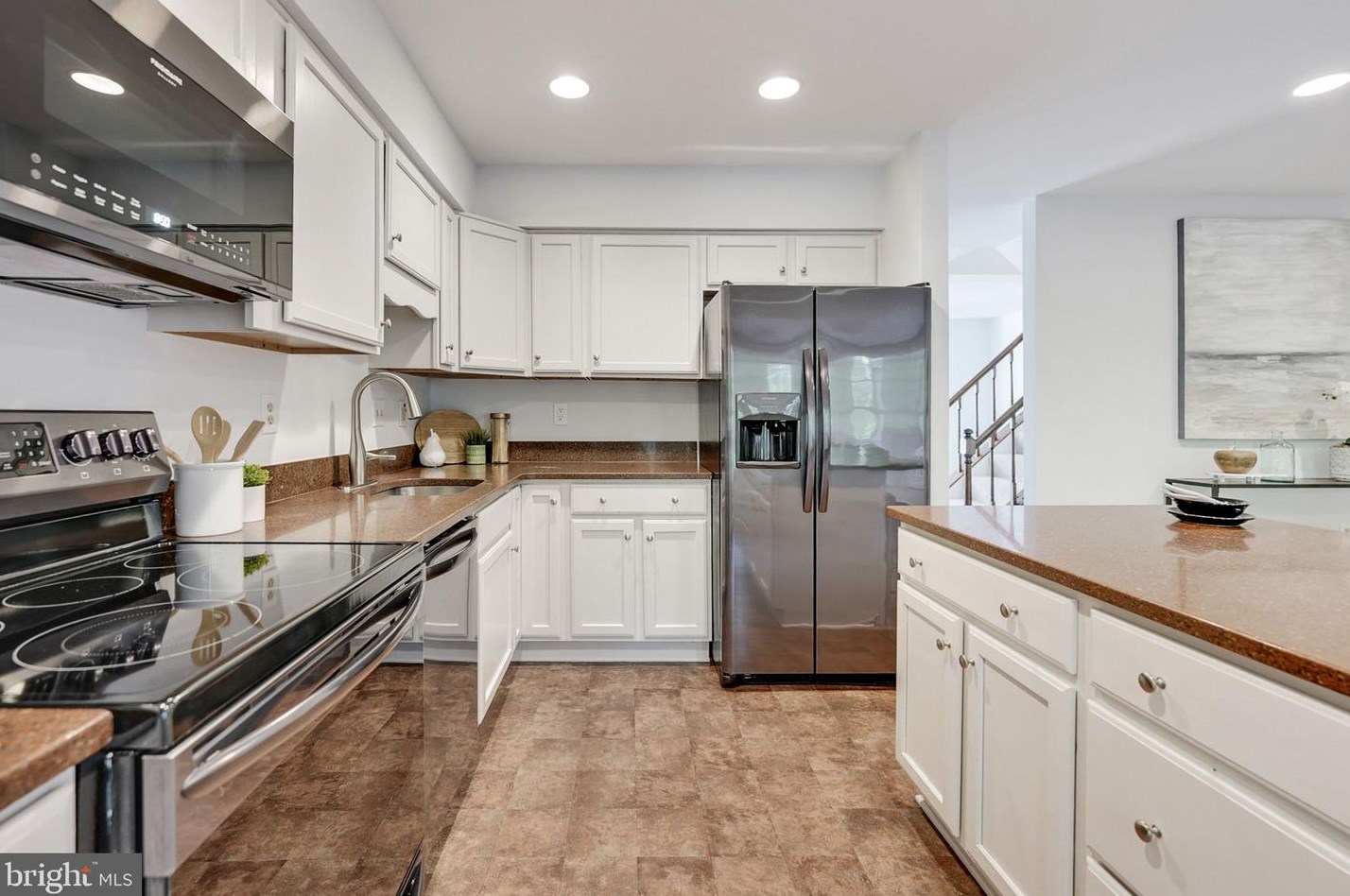 6740 Sunset Woods Ct, Springfield VA  22015-4241 exterior