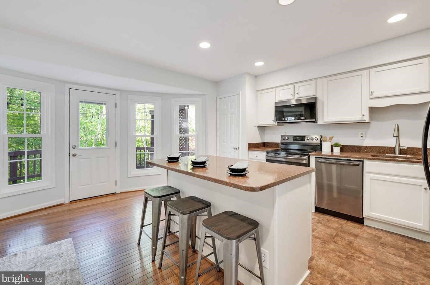 6740 Sunset Woods Ct, Springfield VA  22015-4241 exterior
