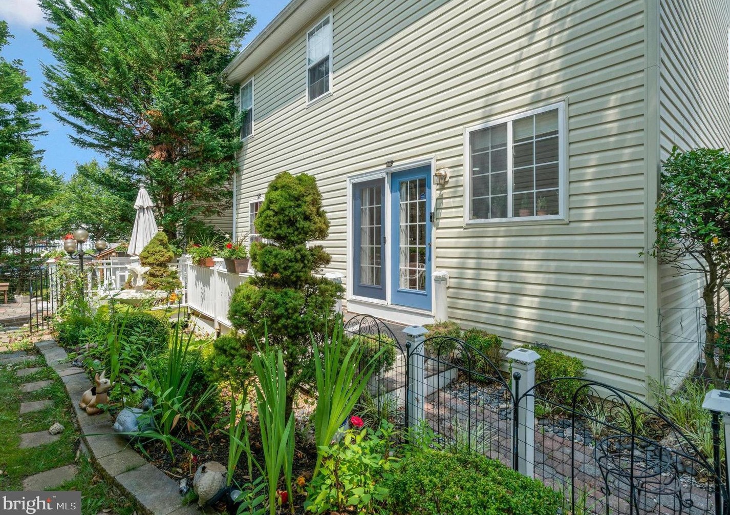 8148 Gilroy Dr, Lorton VA 22079-2938 exterior