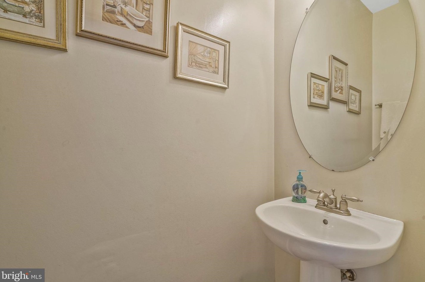 8148 Gilroy Dr, Lorton VA 22079-2938 exterior