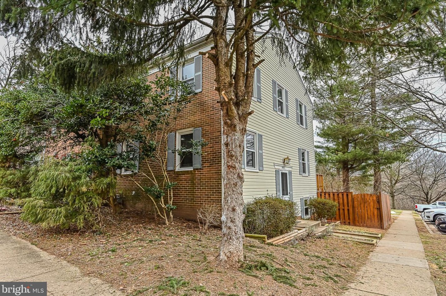 5572 Kendrick Ln, Springfield VA  22015-1964 exterior