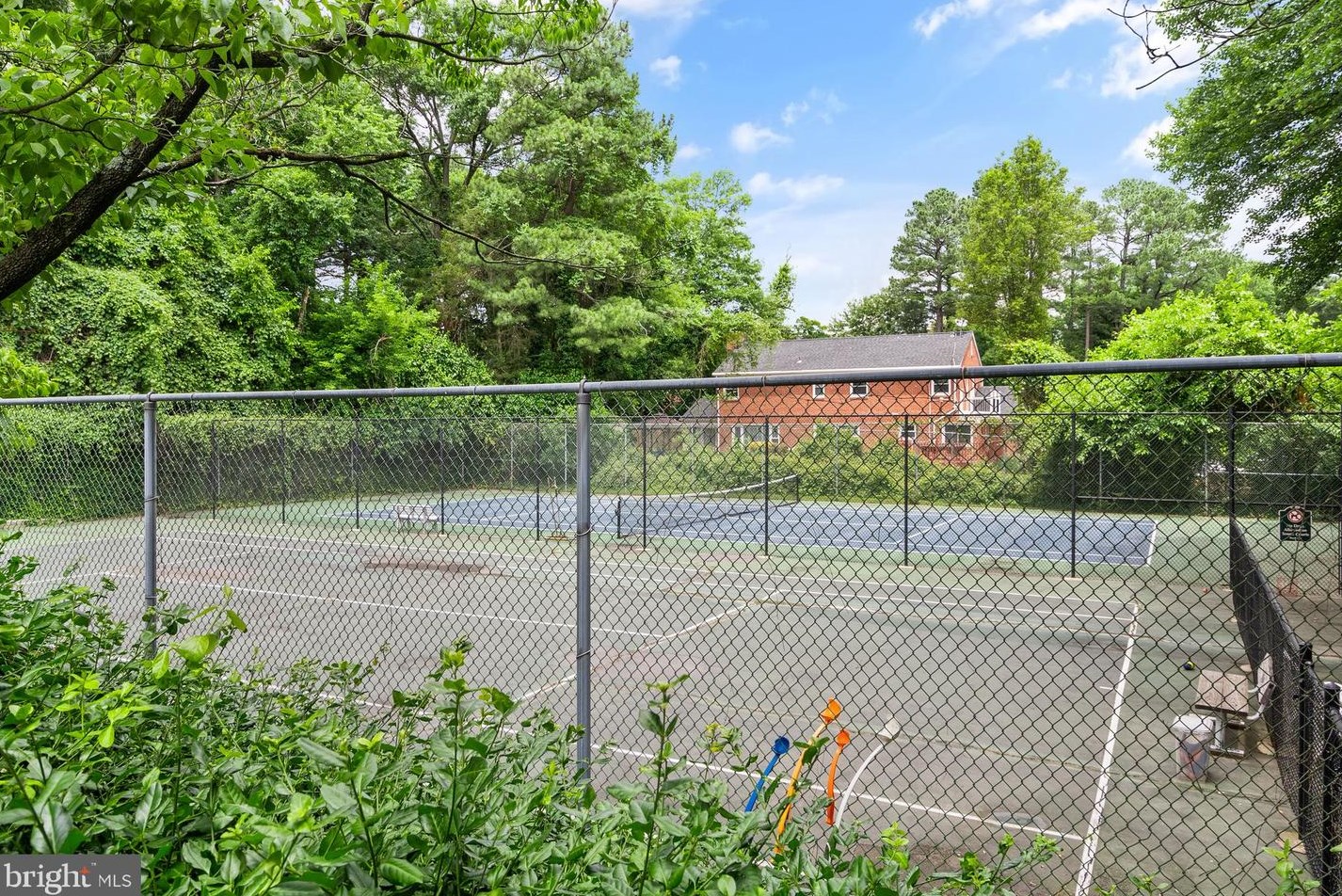 3355 Lakeside View Dr, Falls Church VA  22041-2451 exterior