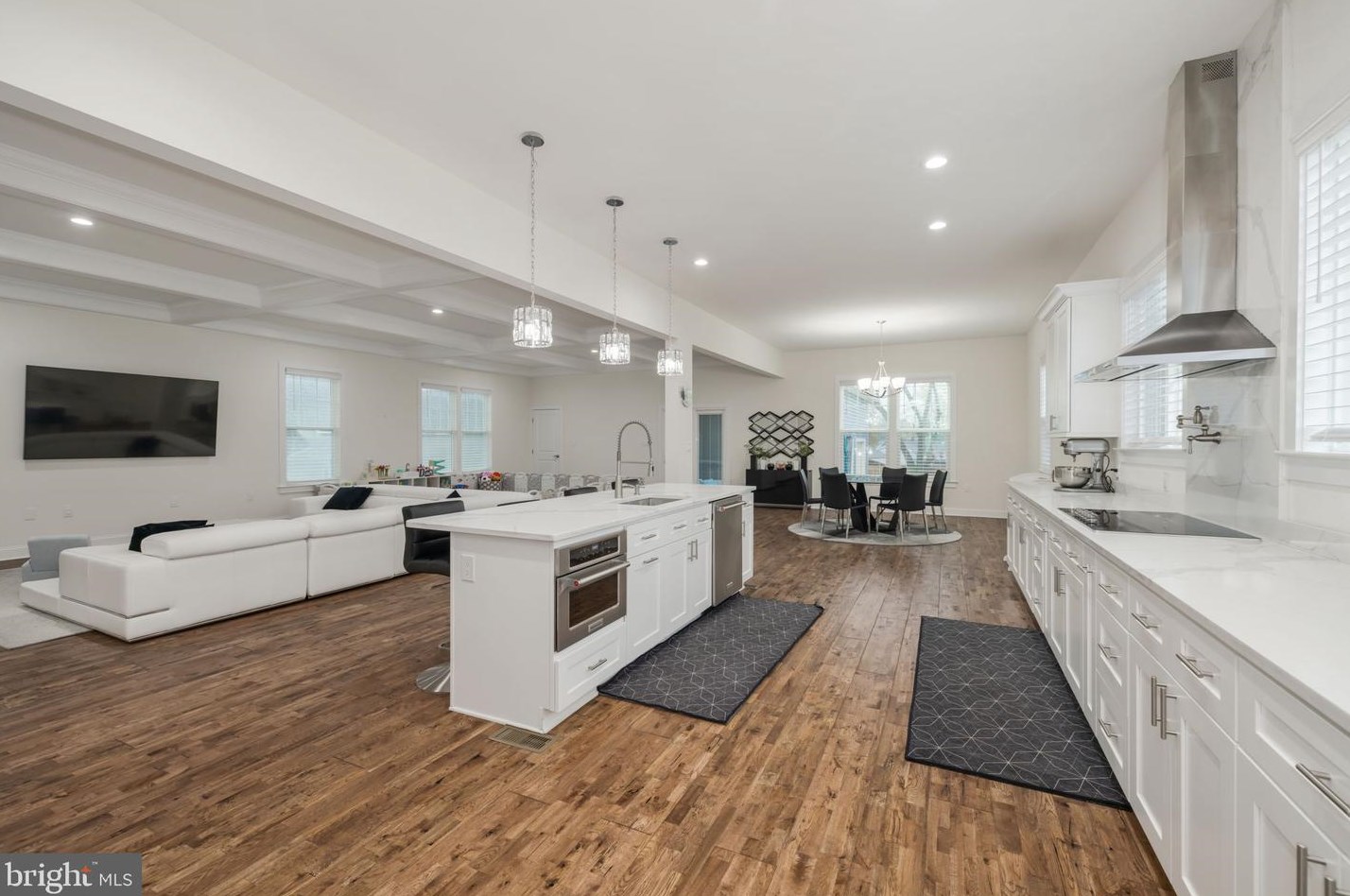 6031 Kathmoor Dr, Alexandria VA 22310-1730 exterior